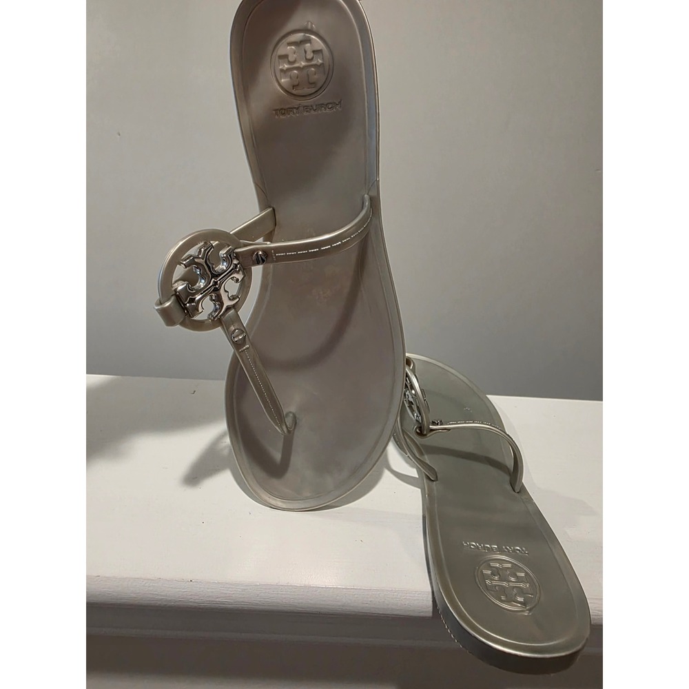 Womens sz 7M Tory Burch Miller Jelly Thong Sandals Silver Metallic Logo 51148678
